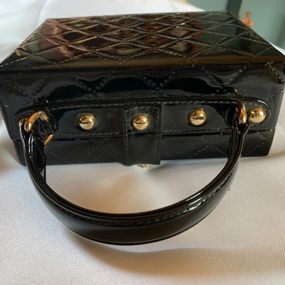 🎉Host Pick🎉 Square Box Handbag with Black Quilted Outside! - Picture 4 of 8